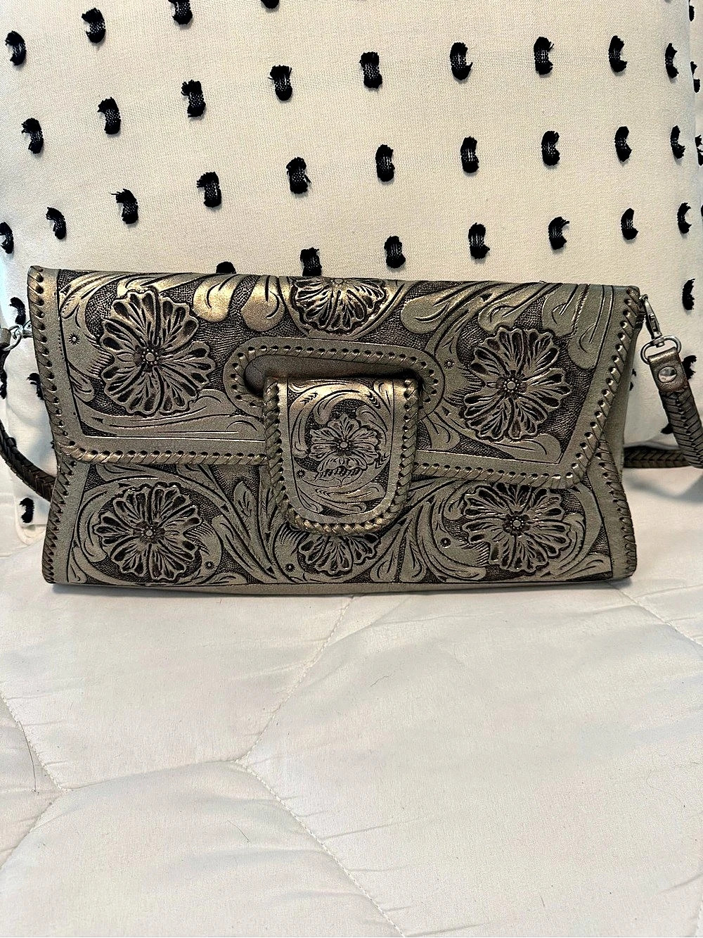 Que Chula collection Western Floral Tooled Leather Crossbody Bag in Silver/Black